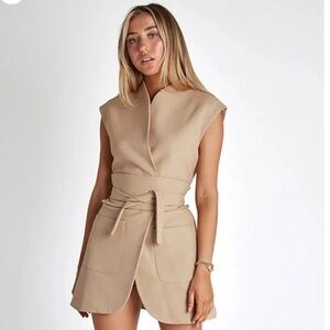 NEW NWT Grazia Flattering wrap dress w/ waist detail Beige Khaki Old Money Small
